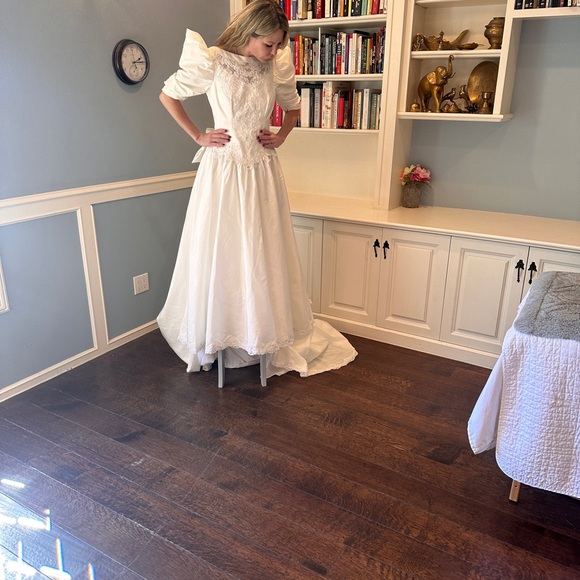 Vintage wedding dress with long train - Picture 7 of 11